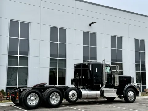 More photos of 2023 PETERBILT 389 at Forge Truck Centers - Illinois, IL