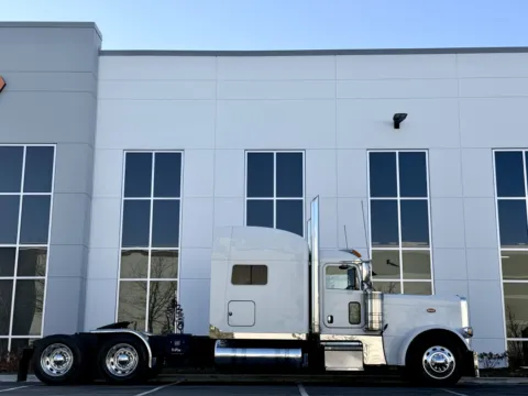 Another view of 2015 PETERBILT 389 for sale in New Lenox, IL at Forge Truck Centers - Illinois