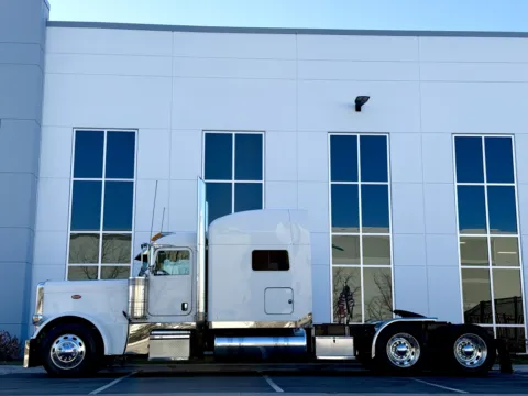 More photos of 2015 PETERBILT 389 at Forge Truck Centers - Illinois, IL