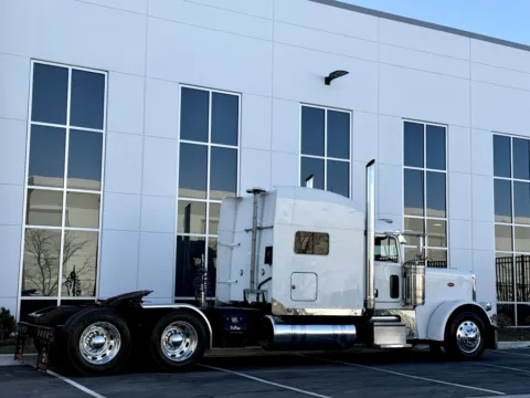 More photos of 2015 PETERBILT 389 at Forge Truck Centers - Illinois, IL