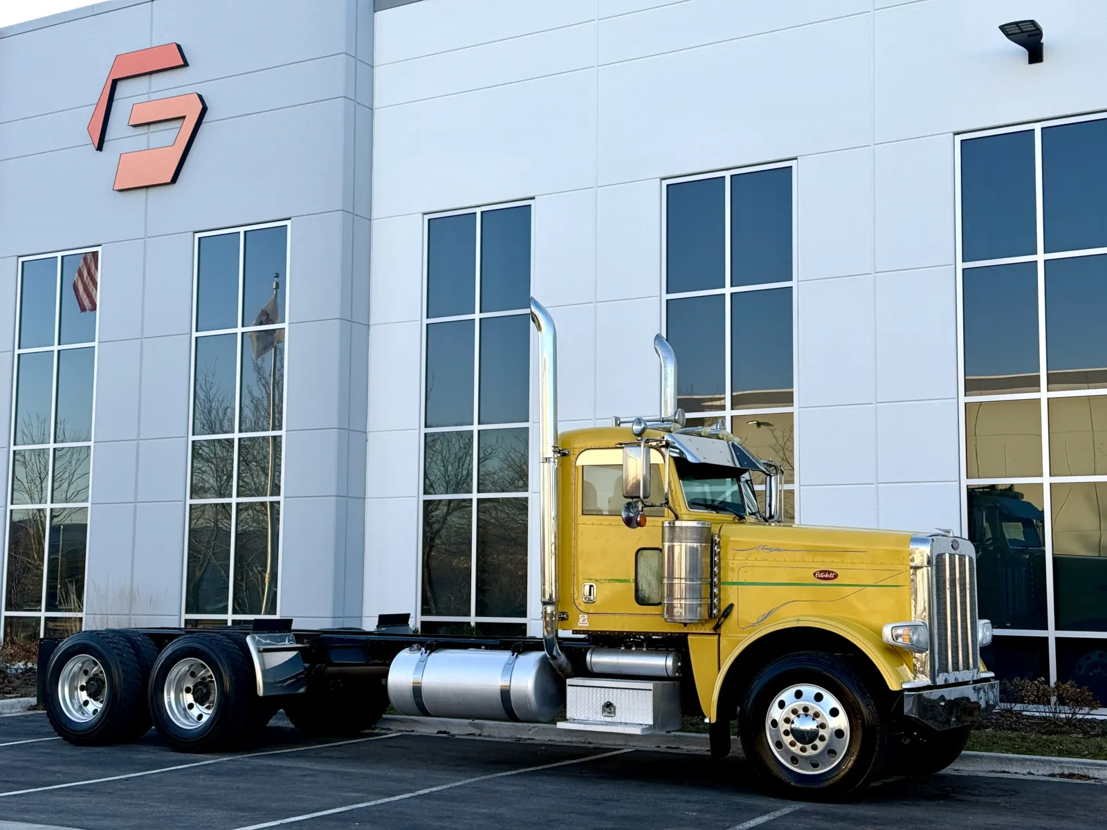 2016 Peterbilt 389 - image 2