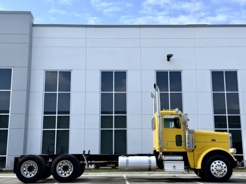 Another view of 2016 PETERBILT 389 for sale in New Lenox, IL at Forge Truck Centers - Illinois