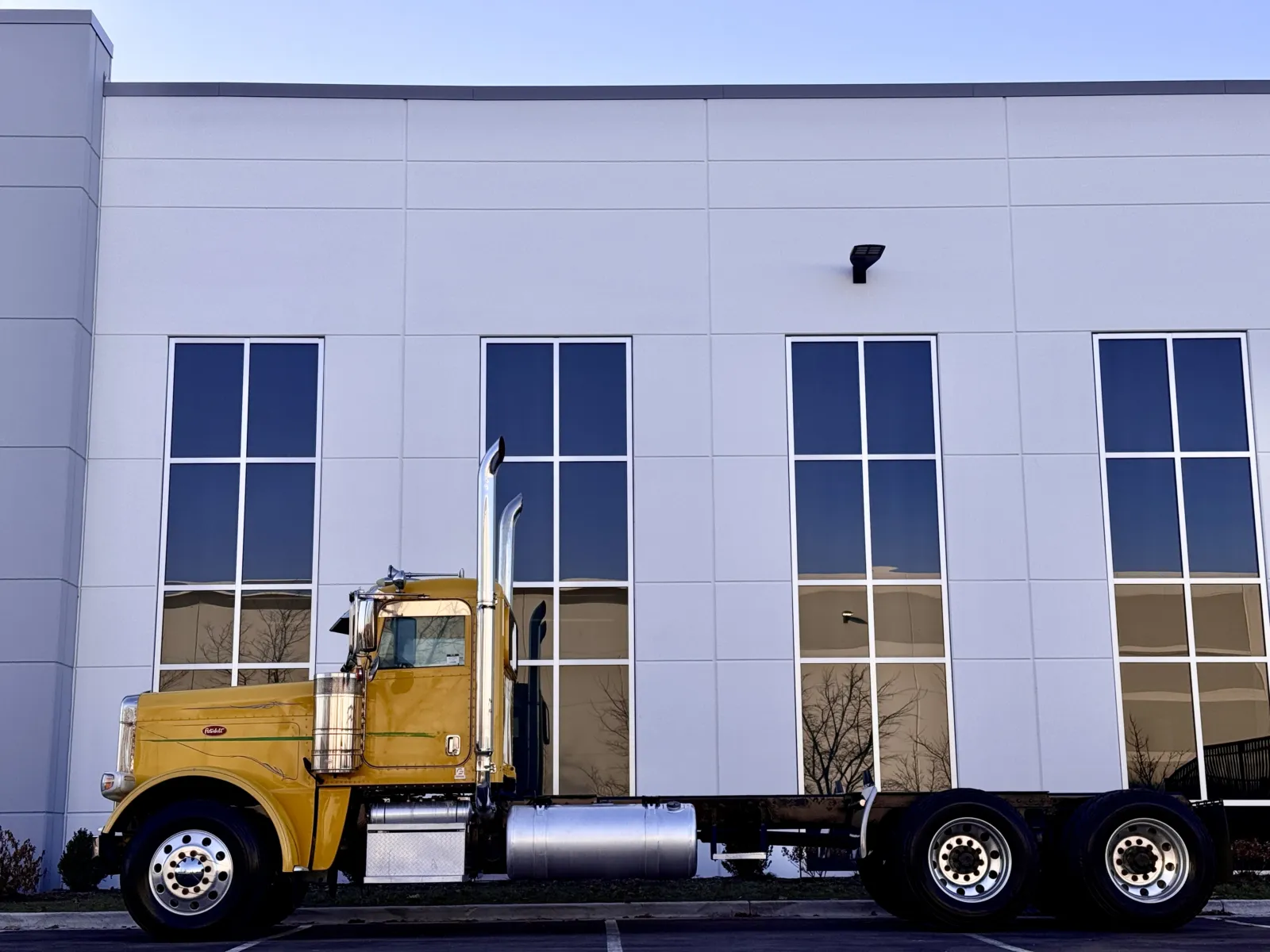 2016 Peterbilt 389 - image 3