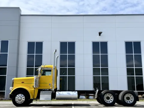 More photos of 2016 PETERBILT 389 at Forge Truck Centers - Illinois, IL