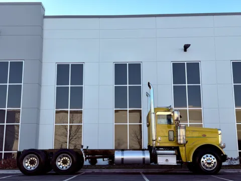 More photos of 2016 PETERBILT 389 at Forge Truck Centers - Illinois, IL