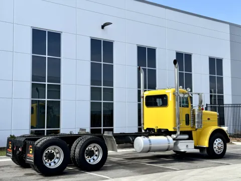 More photos of 2016 PETERBILT 389 at Forge Truck Centers - Illinois, IL