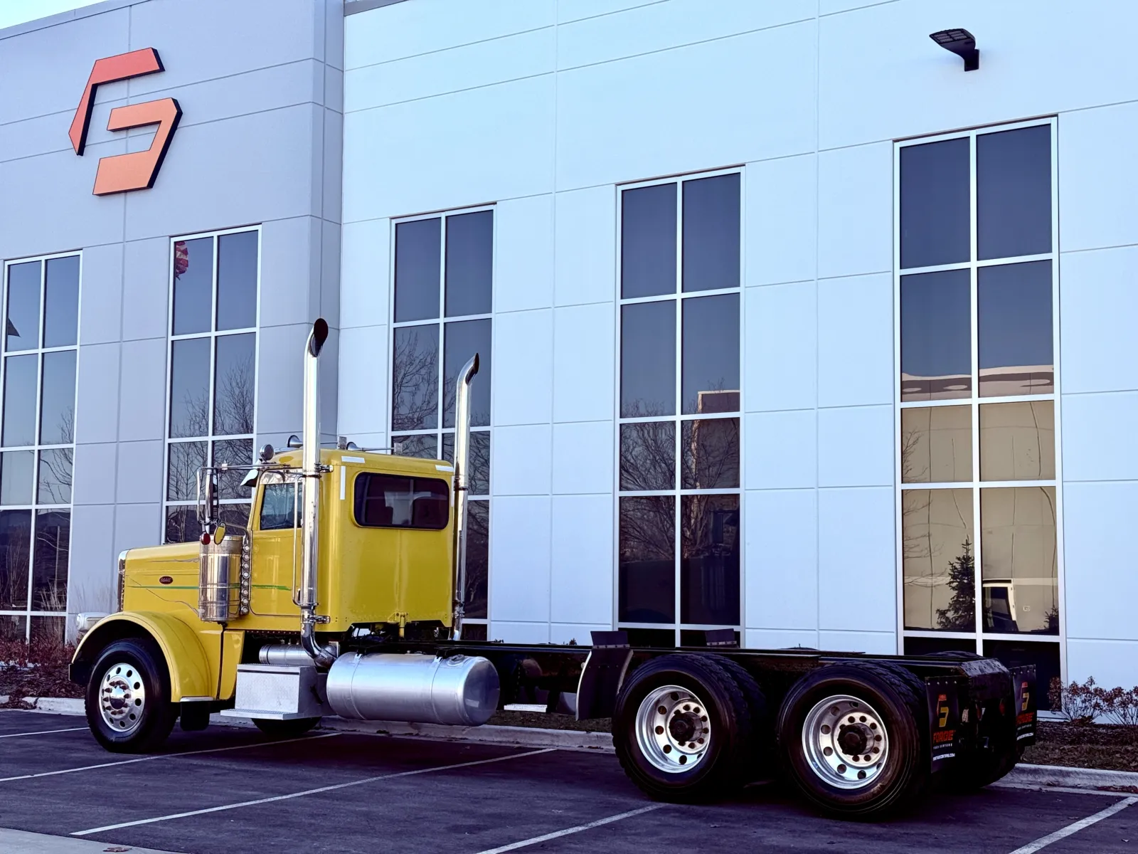 2016 Peterbilt 389 - image 5