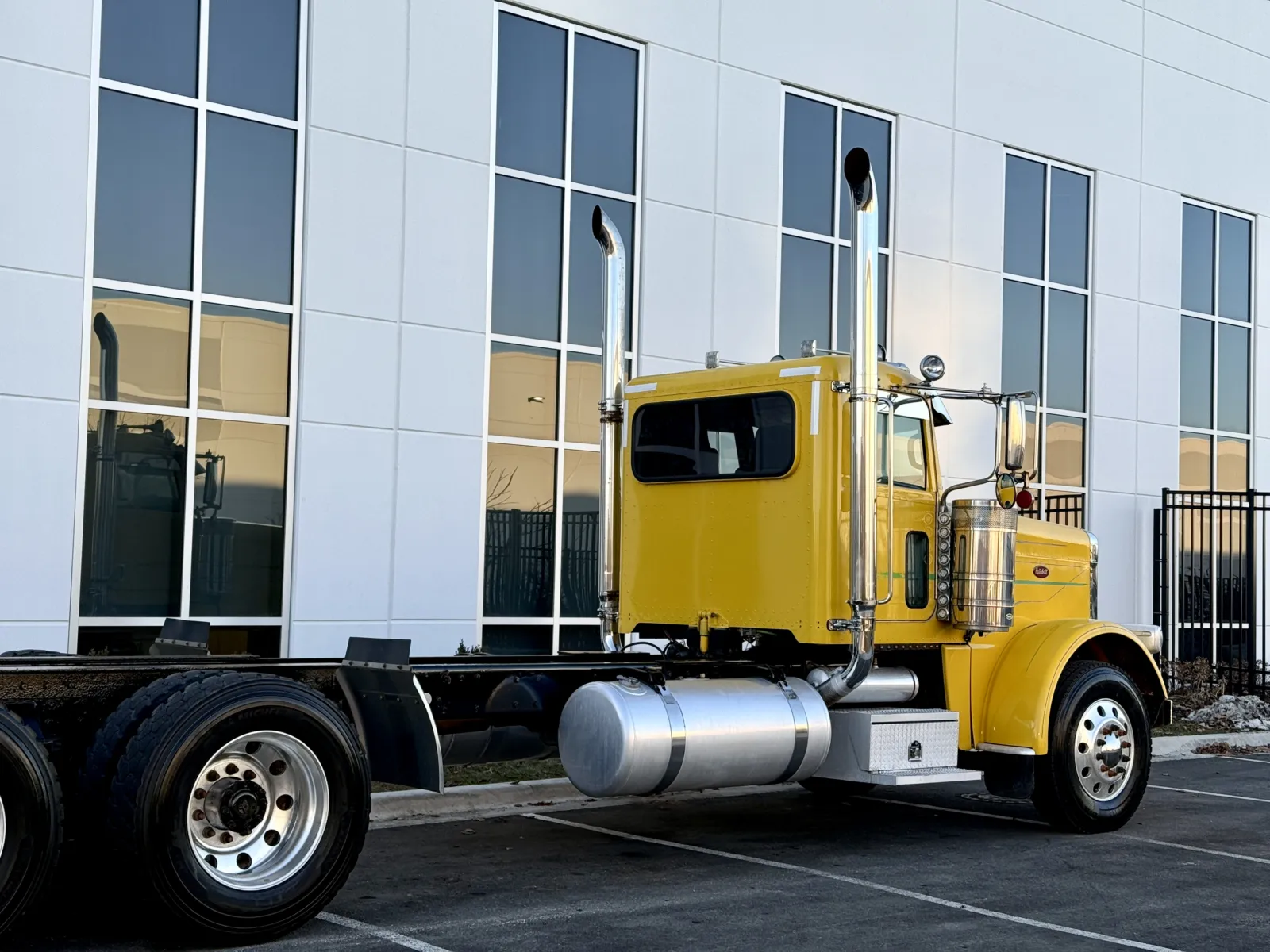 2016 Peterbilt 389 - image 8