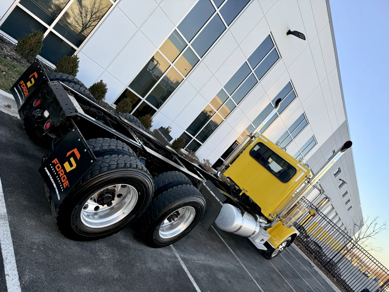 2016 Peterbilt 389 - image 11