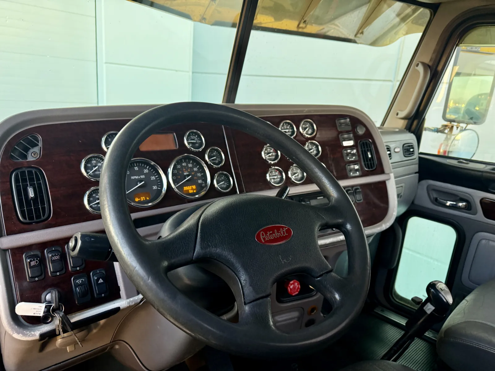 2016 Peterbilt 389 - image 15