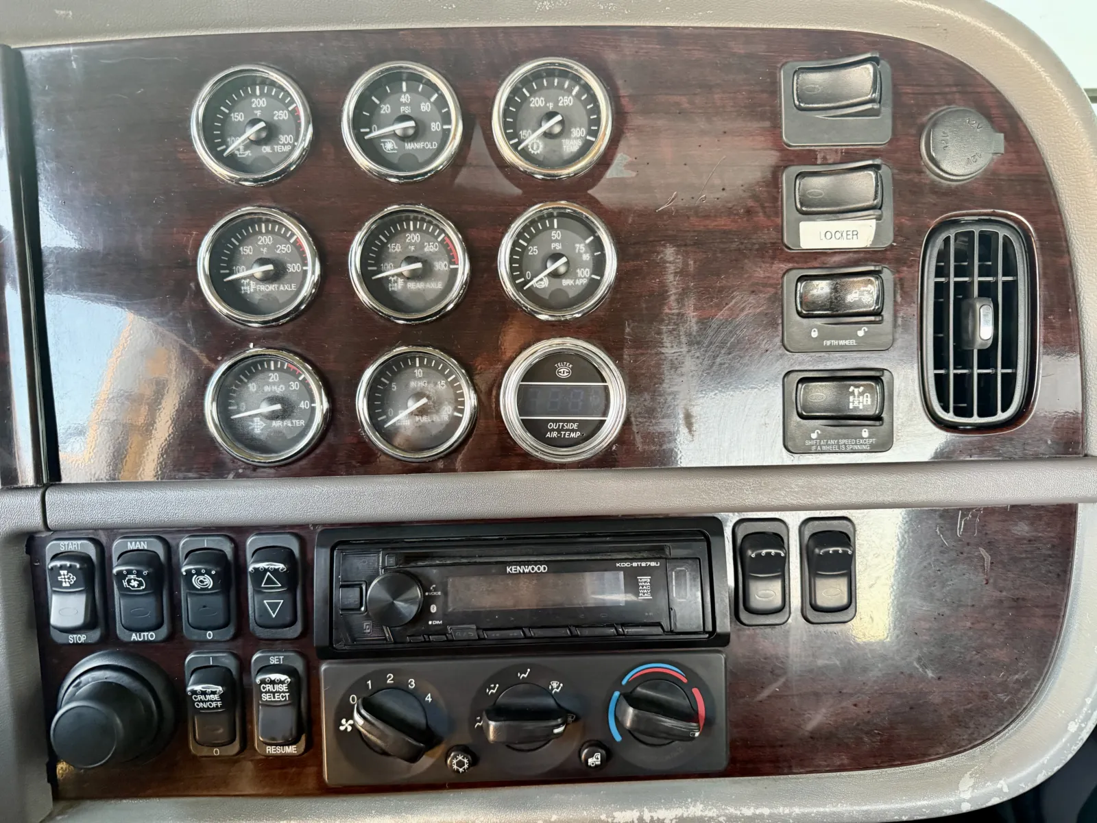 2016 Peterbilt 389 - image 18