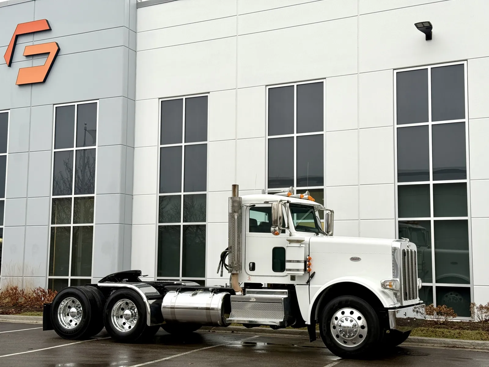 2023 Peterbilt 389 - image 2