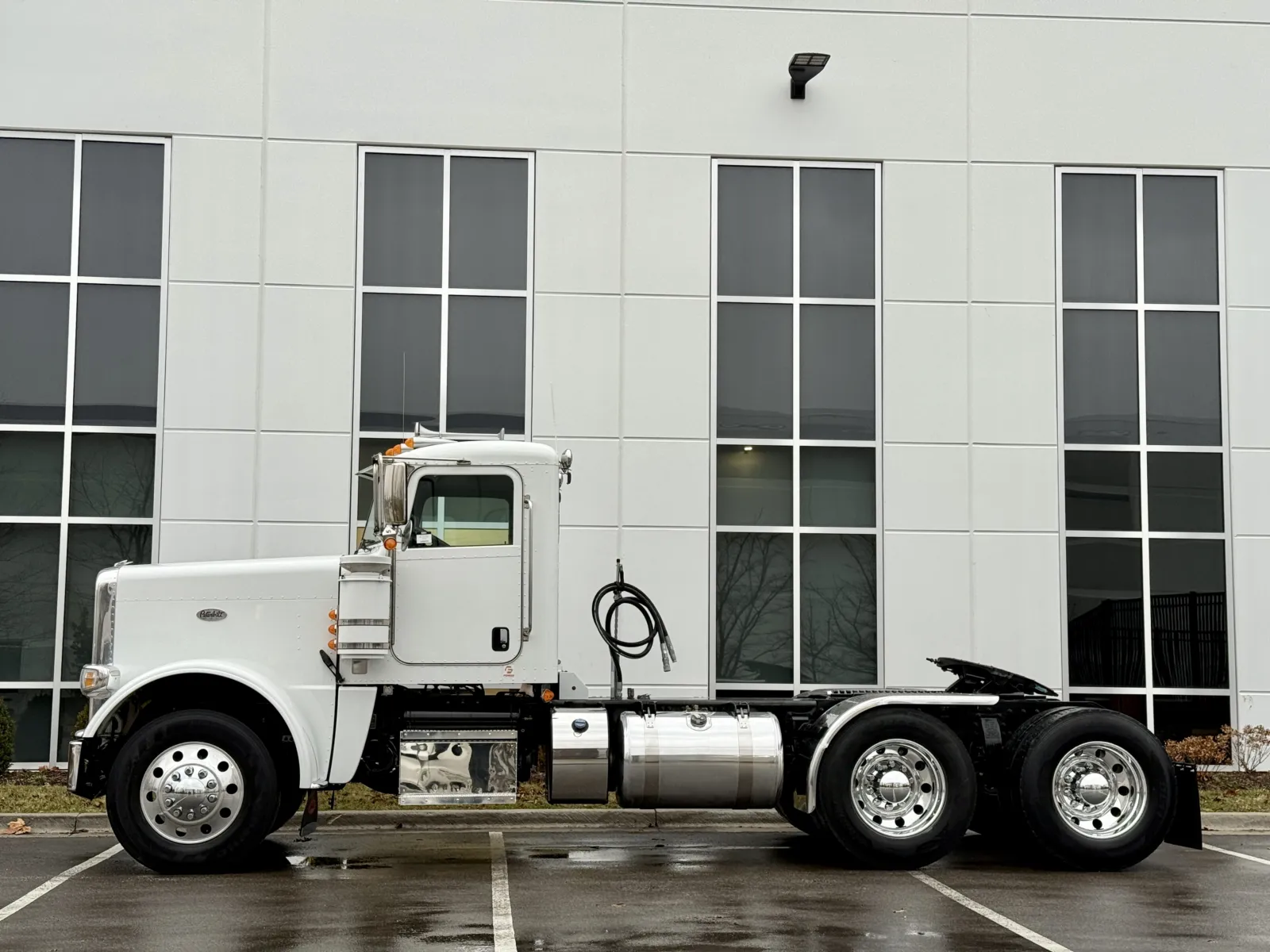 2023 Peterbilt 389 - image 4