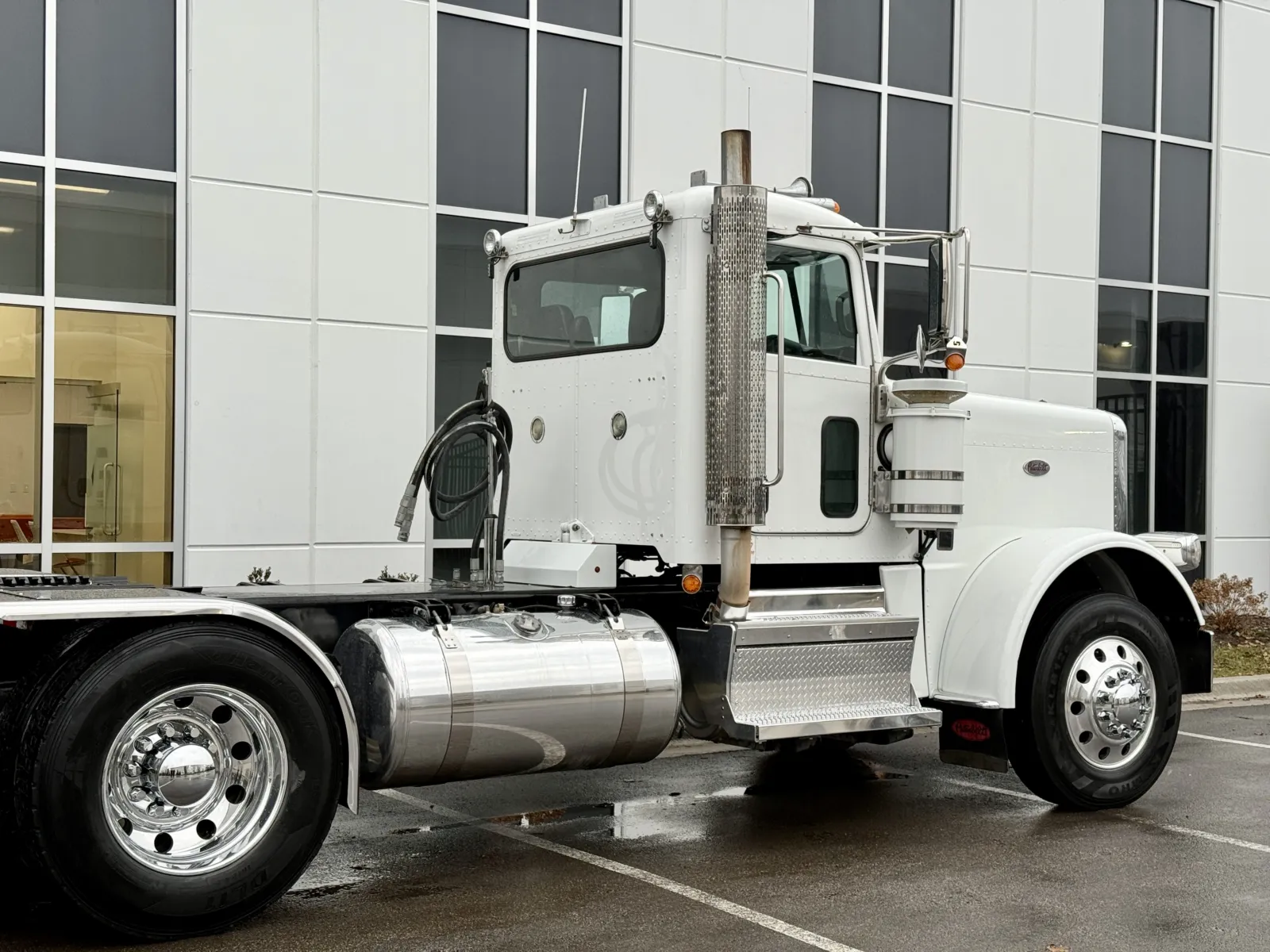 2023 Peterbilt 389 - image 7