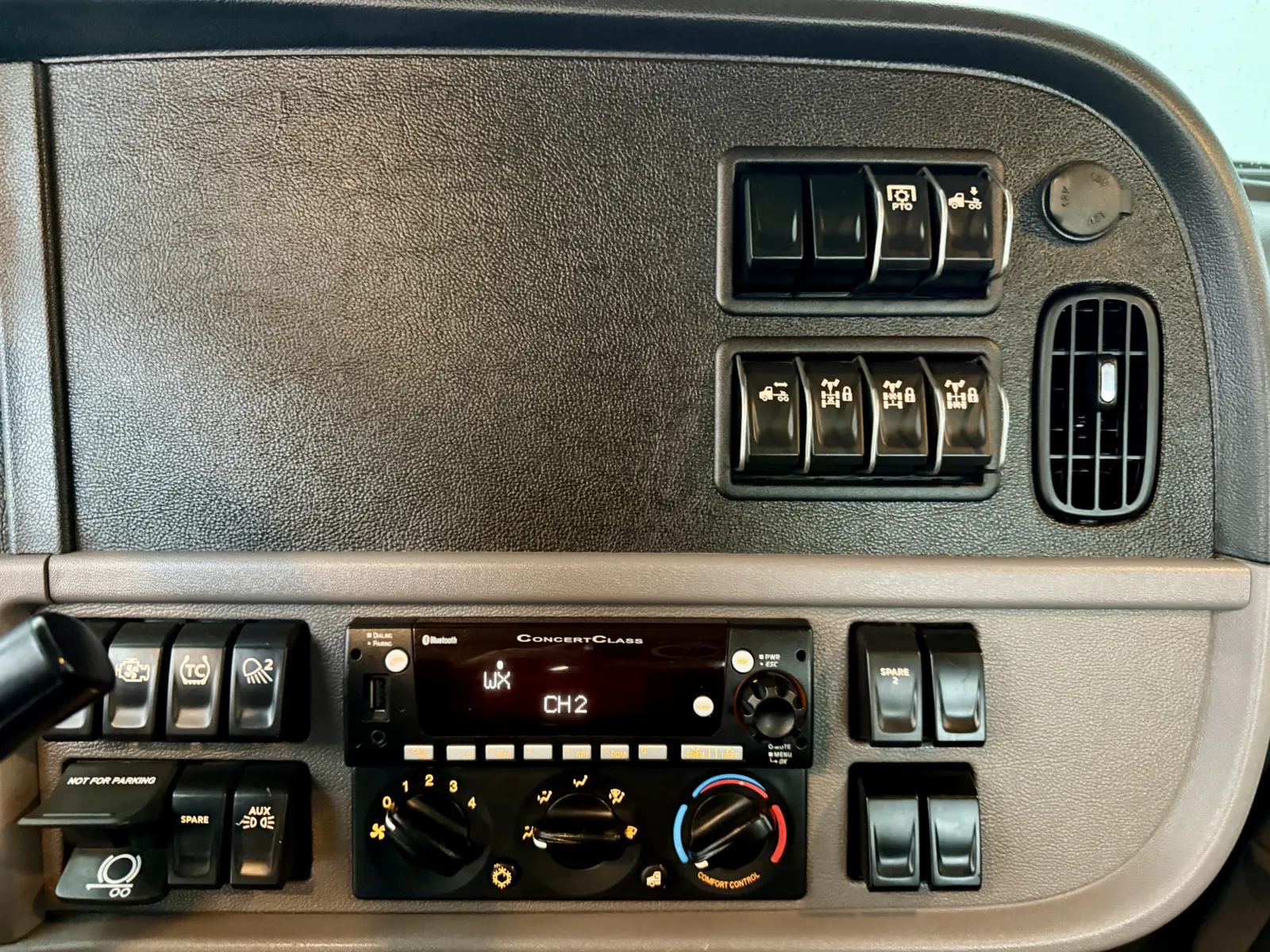 2023 Peterbilt 389 - image 18