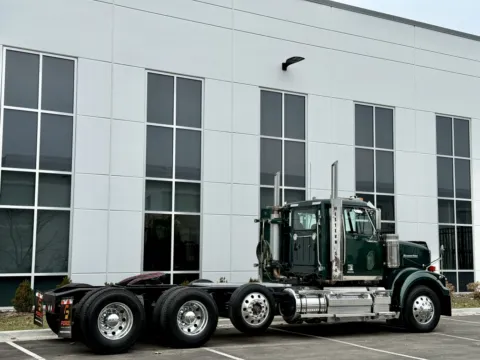 More photos of 2021 WESTERN STAR 4900 at Forge Truck Centers - Illinois, IL