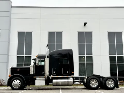 More photos of 2000 PETERBILT 379 at Forge Truck Centers - Illinois, IL