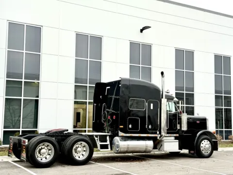 More photos of 2000 PETERBILT 379 at Forge Truck Centers - Illinois, IL
