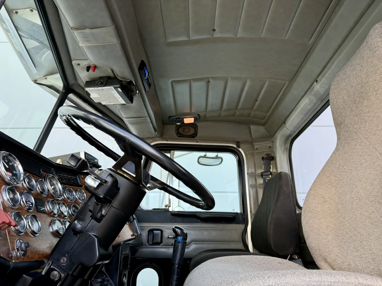 1999 Peterbilt - image 12