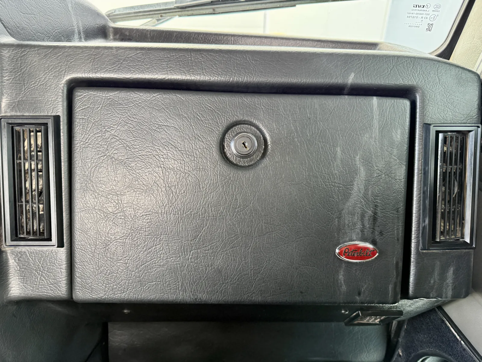 1999 Peterbilt - image 16