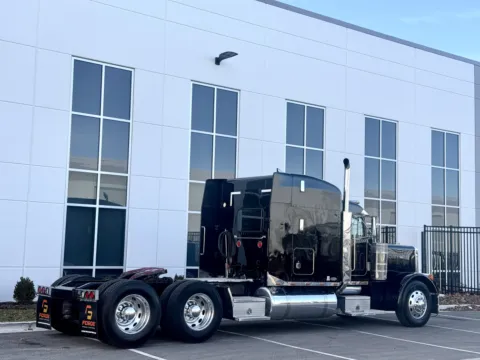 More photos of 2002 PETERBILT 379 at Forge Truck Centers - Illinois, IL