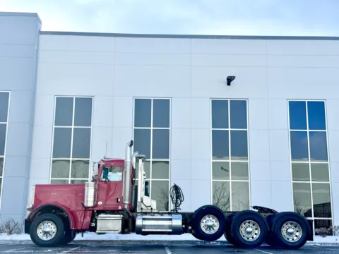 More photos of 2019 PETERBILT 389 at Forge Truck Centers - Illinois, IL