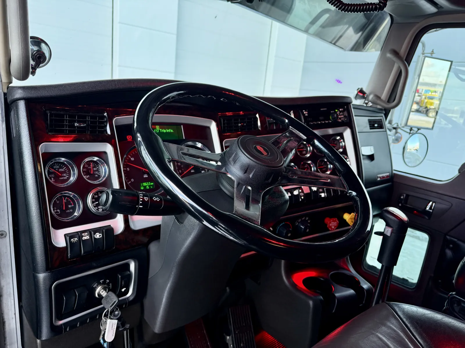 2020 Kenworth W900 - image 15