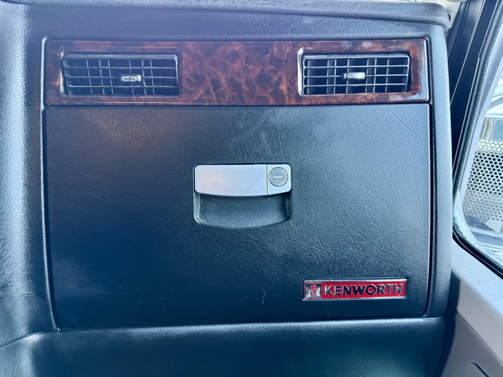 2020 Kenworth W900 - image 19