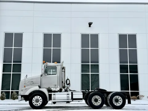 More photos of 2017 WESTERN STAR 4800 at Forge Truck Centers - Illinois, IL