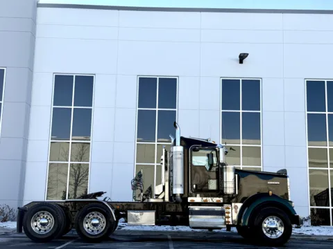 Another view of 2016 KENWORTH W900 for sale in New Lenox, IL at Forge Truck Centers - Illinois