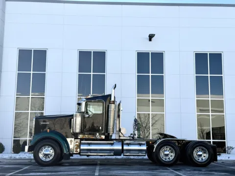 More photos of 2016 KENWORTH W900 at Forge Truck Centers - Illinois, IL