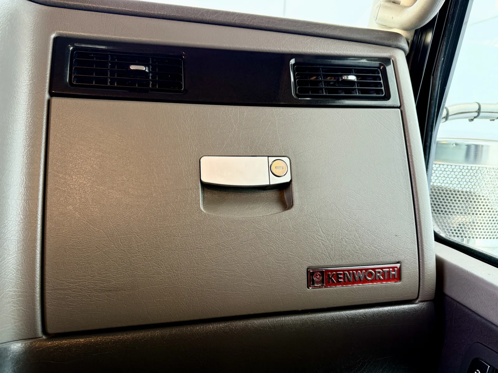 2016 Kenworth W900 - image 19