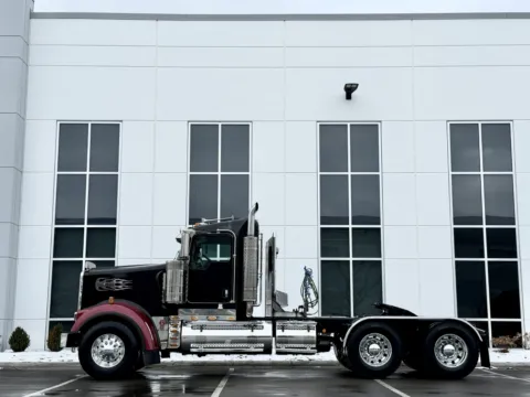 More photos of 2016 KENWORTH W900 at Forge Truck Centers - Illinois, IL