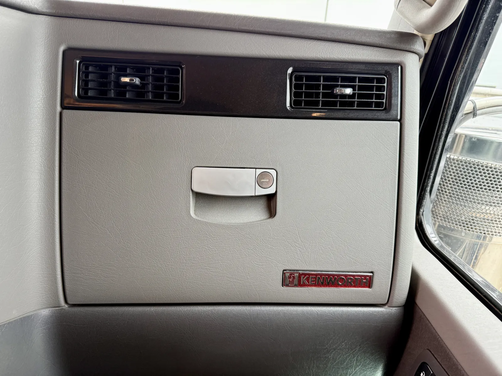 2016 Kenworth W900 - image 19