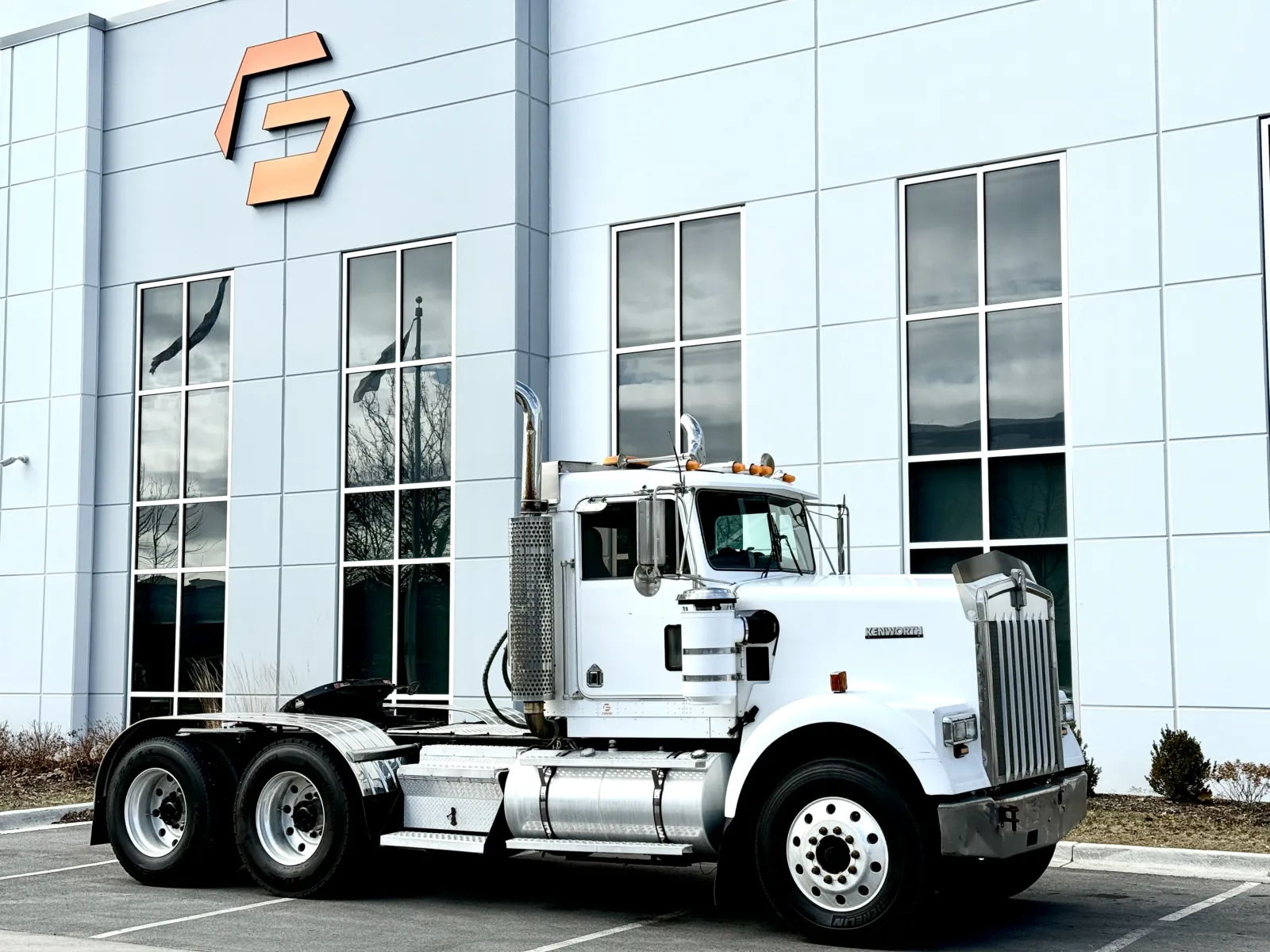 2003 Kenworth W900 - image 2