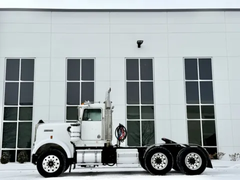More photos of 2003 KENWORTH W900 at Forge Truck Centers - Illinois, IL