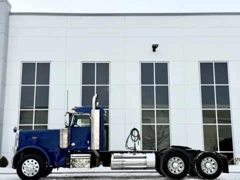 More photos of 2021 PETERBILT 389 at Forge Truck Centers - Illinois, IL