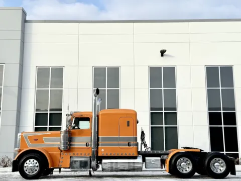More photos of 2015 PETERBILT 389 at Forge Truck Centers - Illinois, IL