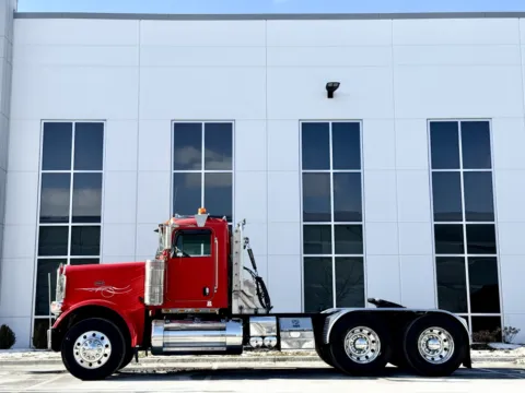 More photos of 2010 PETERBILT 388 at Forge Truck Centers - Illinois, IL