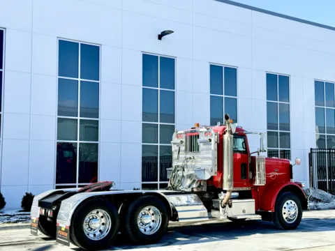 More photos of 2010 PETERBILT 388 at Forge Truck Centers - Illinois, IL