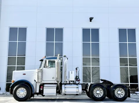 More photos of 2003 PETERBILT 379 at Forge Truck Centers - Illinois, IL