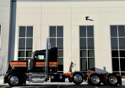 More photos of 2018 KENWORTH W900 at Forge Truck Centers - Illinois, IL