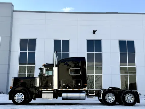 More photos of 1999 PETERBILT 379 at Forge Truck Centers - Illinois, IL