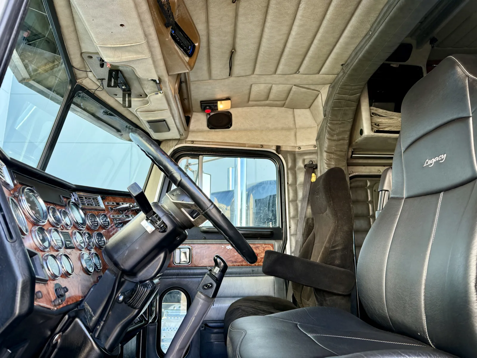 1999 Peterbilt - image 14