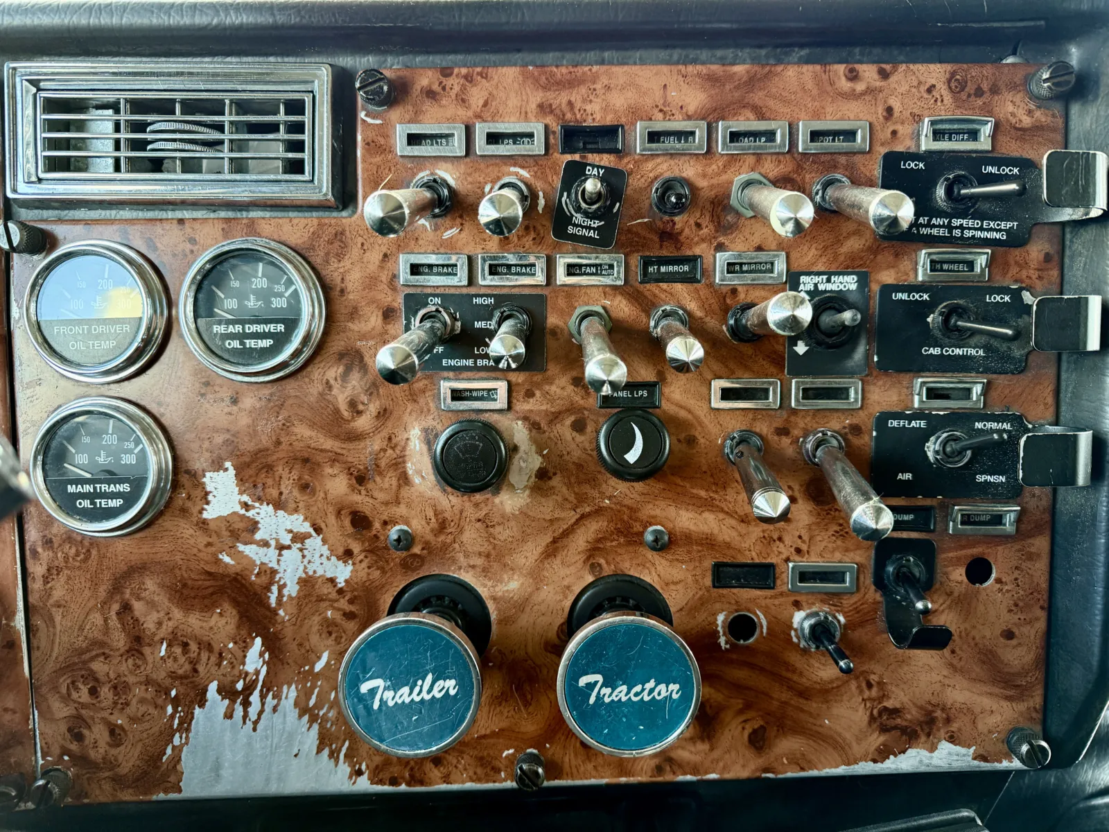 1999 Peterbilt - image 18