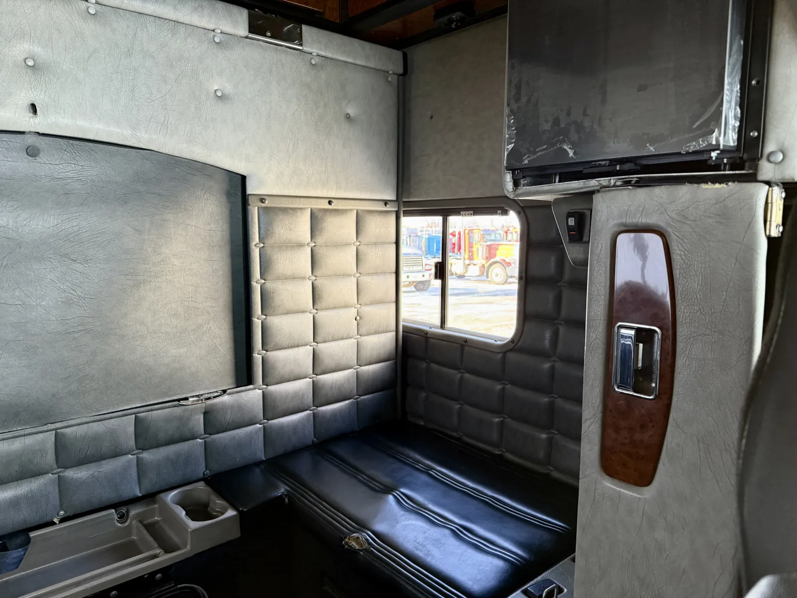 1999 Peterbilt - image 24