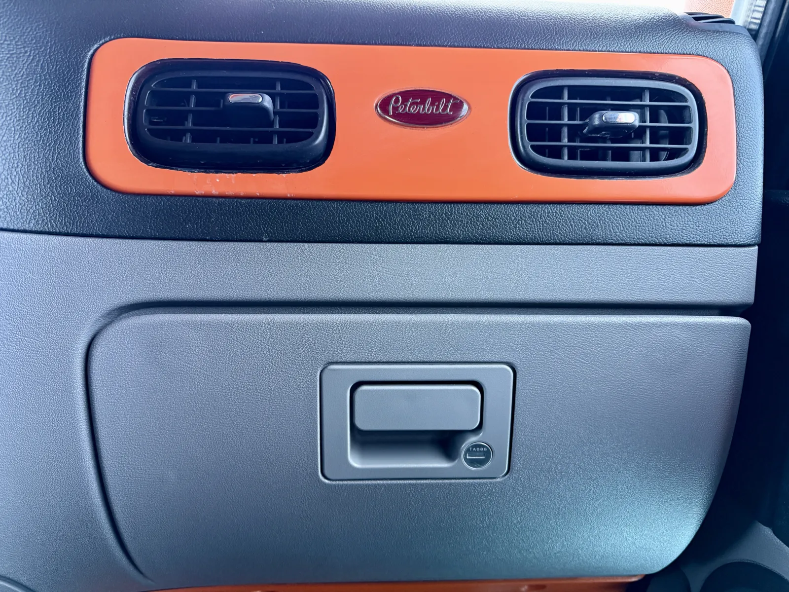 2018 Peterbilt 389 - image 19