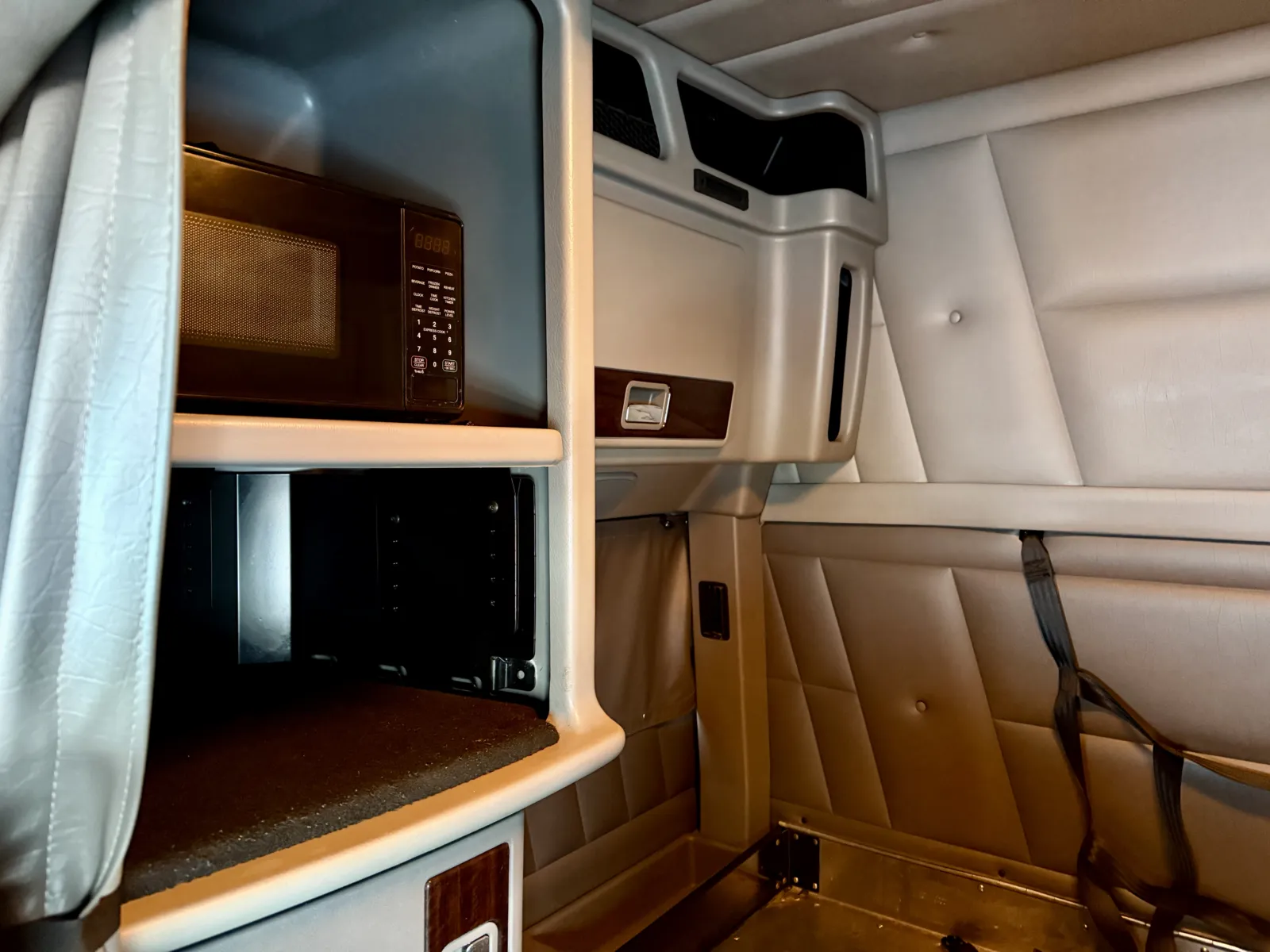 2018 Peterbilt 389 - image 22