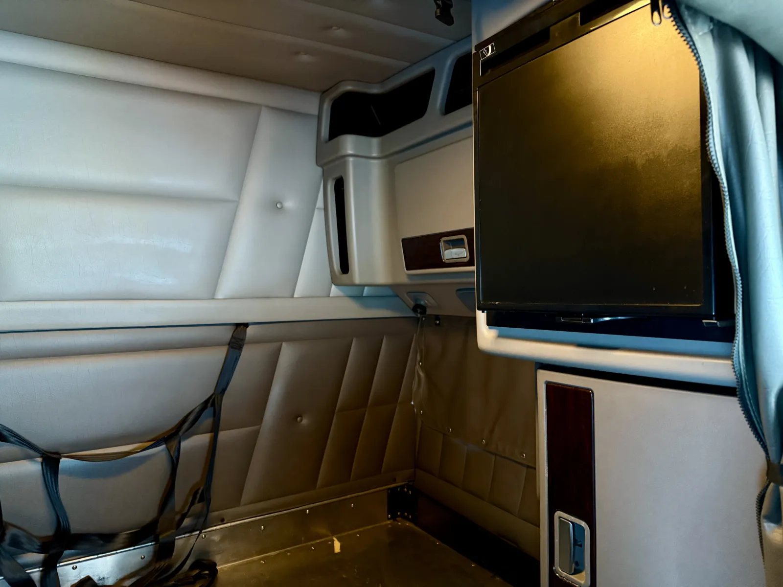 2018 Peterbilt 389 - image 24