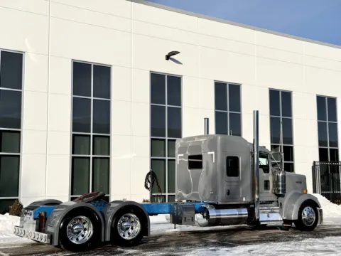 More photos of 2019 KENWORTH W900 at Forge Truck Centers - Illinois, IL